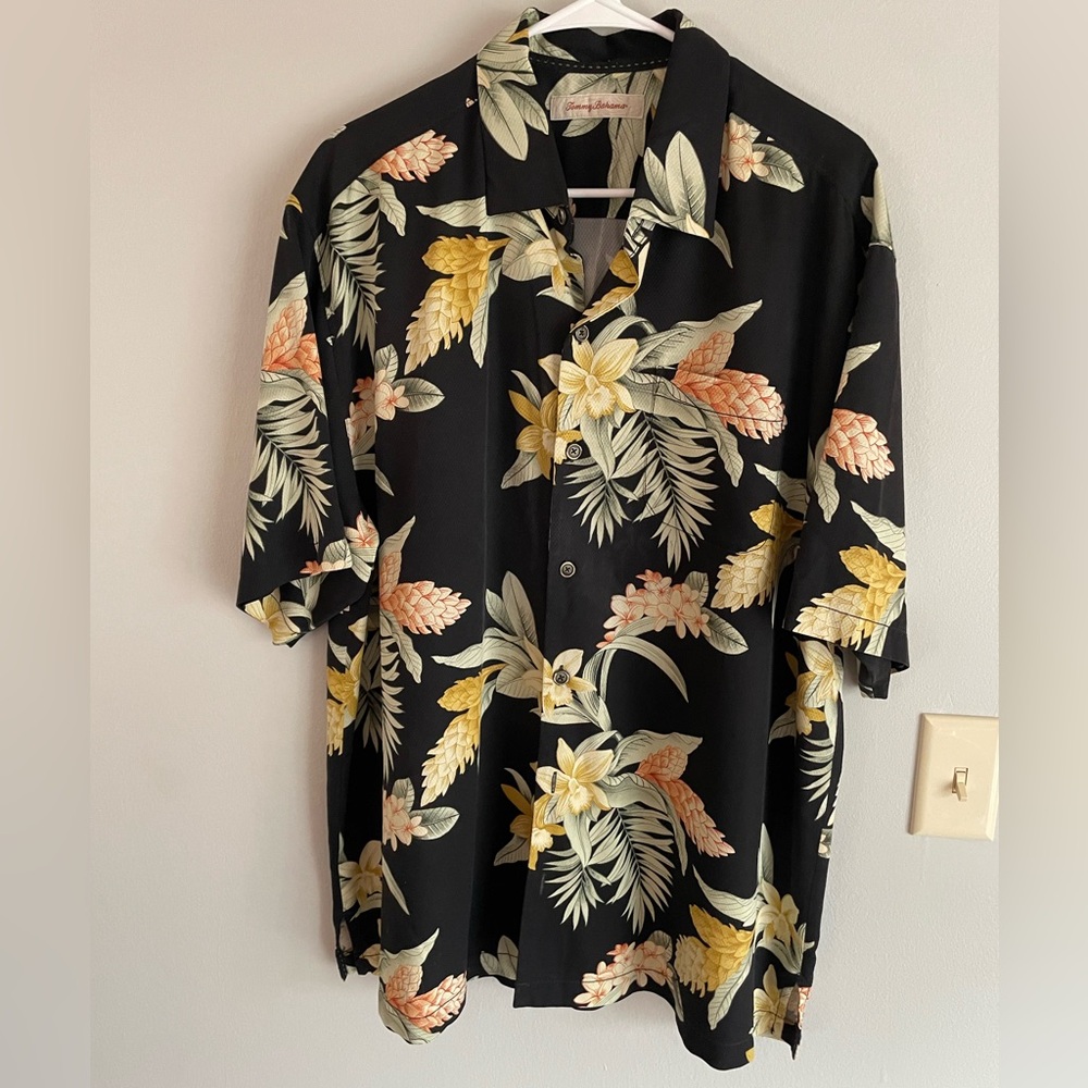 👕 Tommy Bahama Men’s Black Floral Silk Button Down Shirt. Short Sleeve. 👕